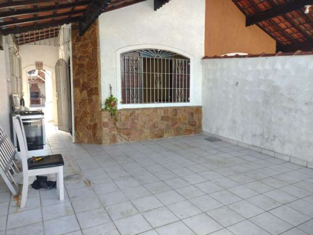 Linda Casa Geminada, 150 mts da praia,  2 dormitórios 1 suíte 2 vagas, Caiçara, Piscina, Apenas 350 mil.