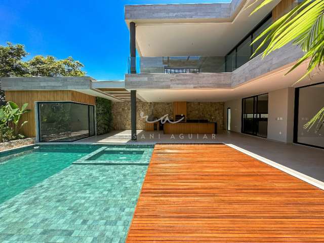 Casa Triplex em condomínio exclusivo da Barra da Tijuca, 5 suítes e muito luxo.