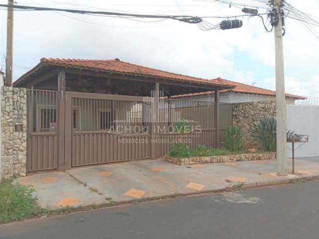Casa para Venda em Jaboticabal, Jardim Brandi, 3 dormitórios, 1 suíte, 2 banheiros, 3 vagas