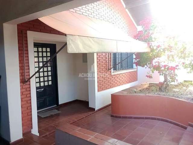 Casa para Venda em Jaboticabal, Centro, 3 dormitórios, 2 suítes, 1 banheiro, 2 vagas