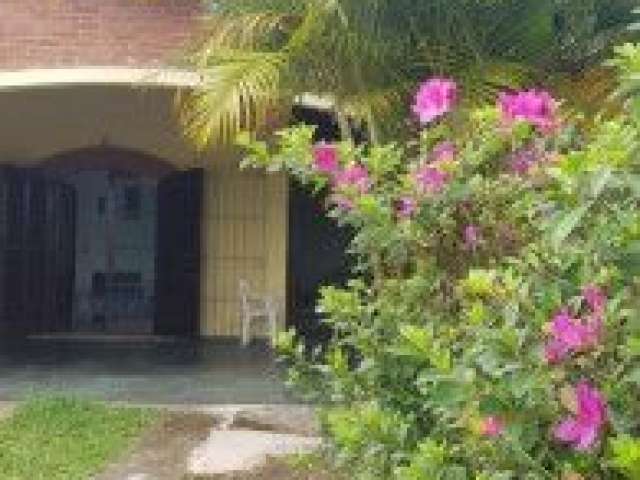 Casa no bairro Jardim das Palmeiras, em Itanhaém - ficando lado praia, em rua calçada.