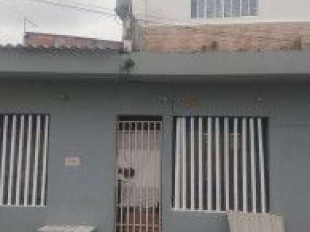 Ótima casa no Balneário Tropical em Itanhaém - lado serra em rua calçada.