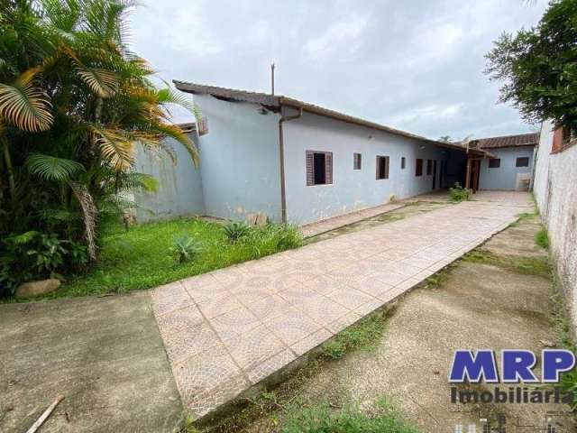 Casa a venda em Ubatuba, com 3 dormitórios em bairro residencial a 3,5 km da Praia de Maranduba.