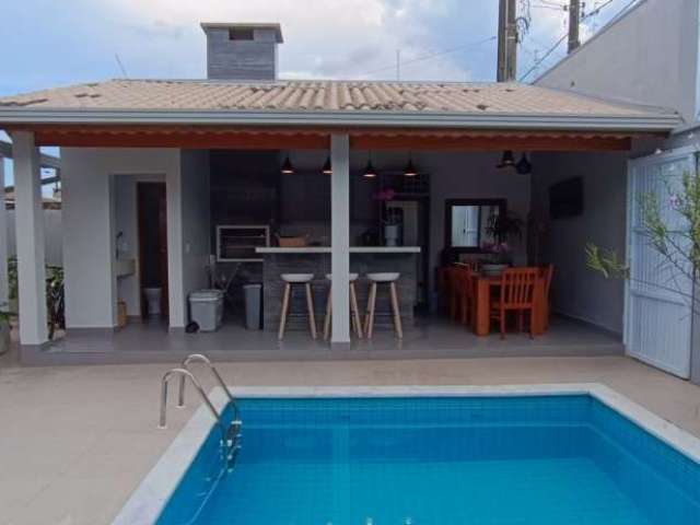 Ótima casa, alto padrão com 3 dormitórios (2 suítes) e piscina disponível para venda no Retiro das Caravelas - Cananéia / SP