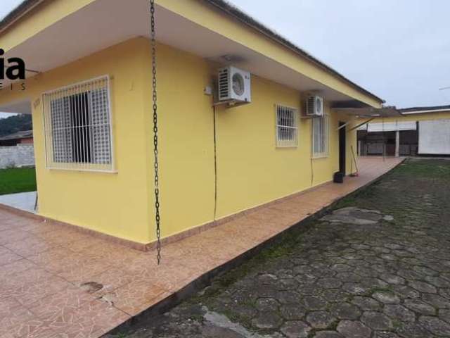 Casa com piscina para venda no bairro Carijó - Cananéia-SP