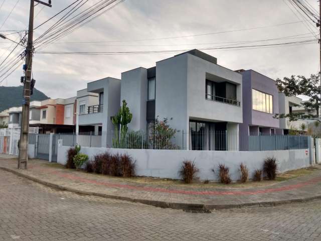 Encantadora Casa/ Sobrado à venda  com 3 quarto(s) no Ribeirão da Ilha