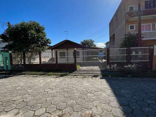 Casa 03 quartos com  amplo terreno  Balneário  Praia Grande