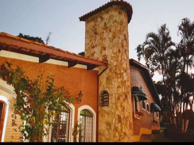 Casa no Bairro Lagos de Santa Helena em Bragança Paulista SP, Próximo a USF . Aceita imóveis de menor valor na praia.