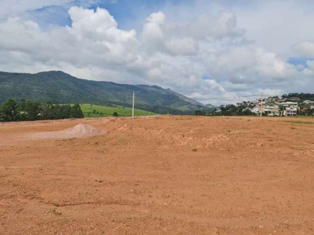 Terreno plano com uma linda vista para as montanhas no Condomínio Vista da Serra em Atibaia SP.