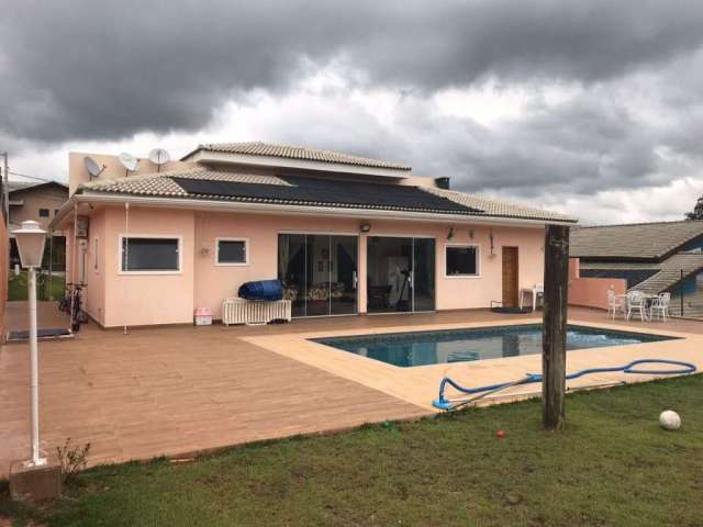 Casa térrea no Condomínio Serra da Estrela em Atibaia Segurança 24 hs, piscina, amplo espaço gramado, pomar