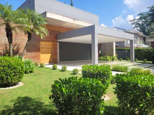 Casa mobiliada no condomínio Porto Atibaia em Atibaia SP.  São 5 Suítes,  piscina aquecida, área gourmet,  amplo espaço gramado.