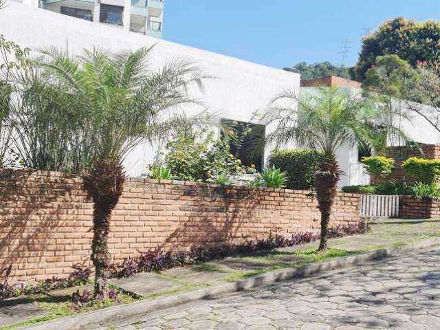 Casa para Venda em Niterói, Santa Rosa, 4 dormitórios, 2 suítes, 4 banheiros, 2 vagas