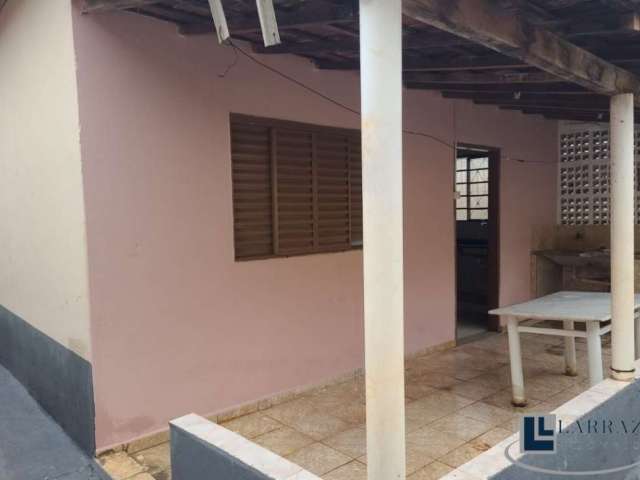 Casa para venda no Centro em Serra Azul-SP, 2 dormitorios, amplo quintal, 2 vagas em 176 m2 de área total
