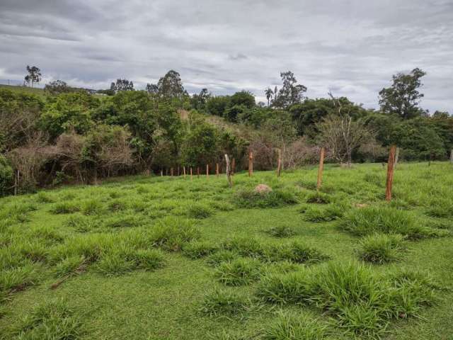 Sitio para venda em Cajuru-SP, com 2 alqueires sendo 1,04 alqueires agricultáveis, Beira da Rodovia Abraao Assed, rica em agua