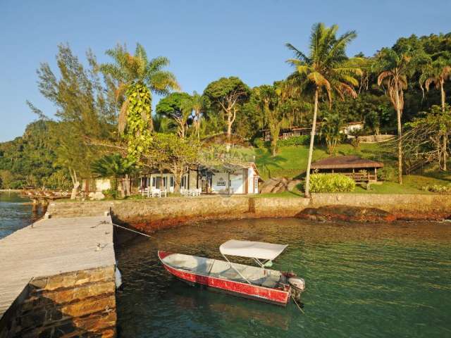 Angra dos Reis, Ilha da Gipoia, venda, casa com lancha e pier, 800m2, terreno de 17.000m2, com nascente e gerador