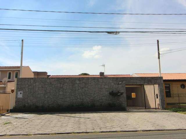 Encantadora Casa à venda de 3 quartos sendo 1 suíte, e amplo terreno no Cruzeiro