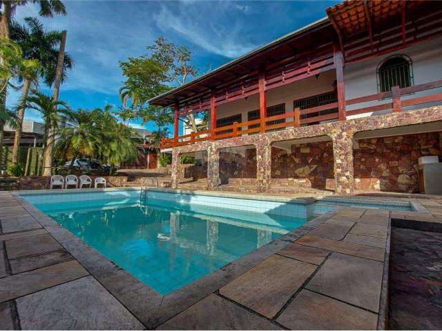 Casa estilo colonial com 4 suites, área gourmet + piscina no bairro Aleixo