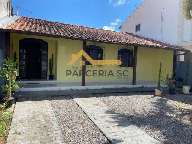 Casa à venda no bairro São Sebastião, com 02 dormitórios na Palhoça/SC.
