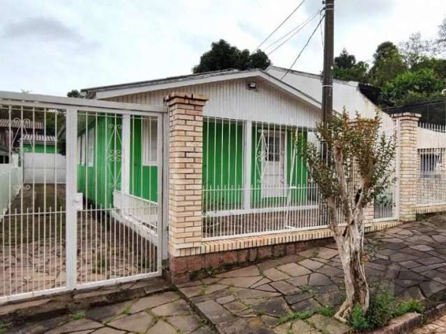 Casa à venda em Porto Alegre - Bairro Cavalhada&lt;BR&gt;&lt;BR&gt;Com 80m² de área privativa e 420m² de área total casa possui 3 dormitórios, 1 banheiro social, cozinha planejada, sala de estar e sal