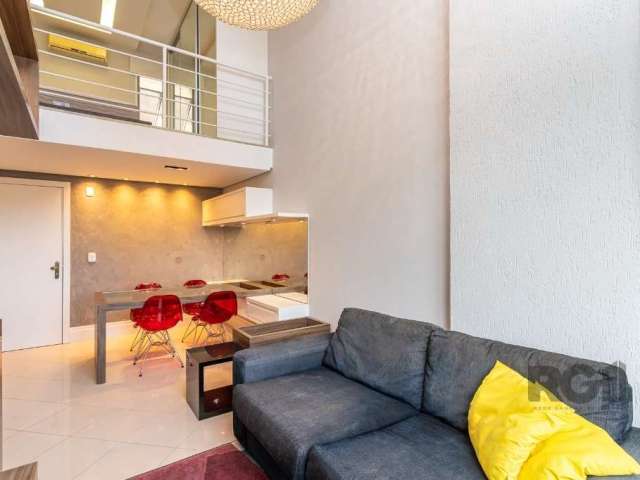 Ótimo apartamento estilo Loft no bairro Rio Branco, com 53m² privativos, lateral, mobiliado, desocupado, de 1 dormitório e vaga. Possui living amplo para 2 ambientes com pé direito duplo e lareira, la