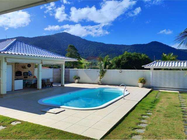 Ótima casa com três quartos, sendo 2 suítes luxuosas e piscina privativa, perto da praia de Jaconé