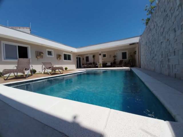 Excelente casa na praia a venda, possui piscina, Aceita financiamento - em Itanhaém