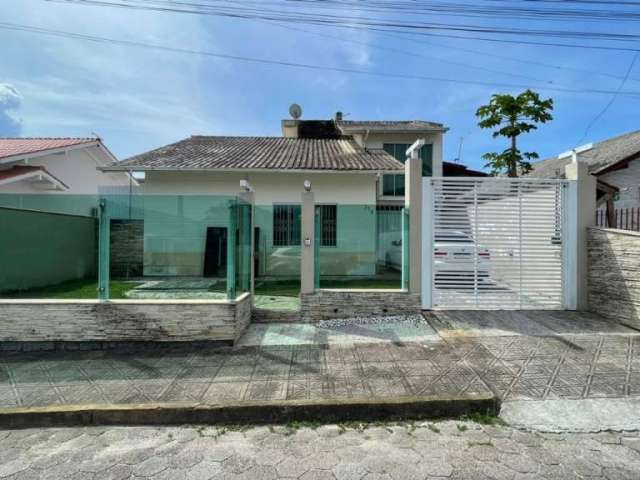 Casa com 3 quartos à venda em Fundos, Biguaçu  por R$ 600.000