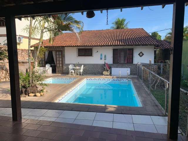 Excelente casa com 3 quartos sendo 1 suíte com piscina em Itaipu e quintal grande