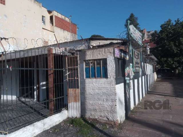 Casa à venda na Avenida Bento Gonçalves, Partenon, Porto Alegre, 300 m2 por R$ 950.000