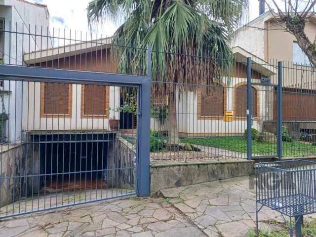 Casa com 4 quartos à venda na Rua Senegal, Vila Ipiranga, Porto Alegre, 271 m2 por R$ 850.000