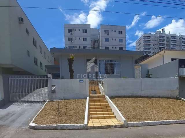 Casa com 3 quartos à venda na Rua Fúlvio Vieira da Rosa, 422, Barreiros, São José por R$ 630.000