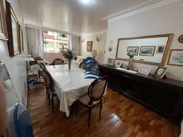 Amplo apartamento localizado na Rua Frederico Schimidt (Ed. Luiz Viana Filho), Barra, Salvador, BA, 100 m2 com 03 quartos (01 suíte), banheiro social, sala, sala de refeição, cozinha, dependências