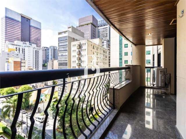 Apartamento em andar alto, localizado no Jardim Paulista.