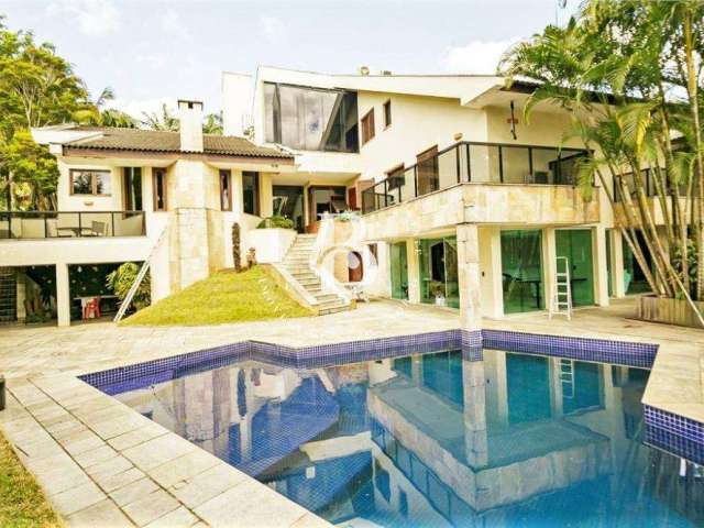 Excelente casa com jardim e piscina, localizada no Alto da Boa Vista.