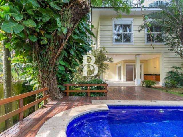 Casa deslumbrante em condomínio fechado, com jardim e piscina, localizada no bairro Jardim Petrópolis.