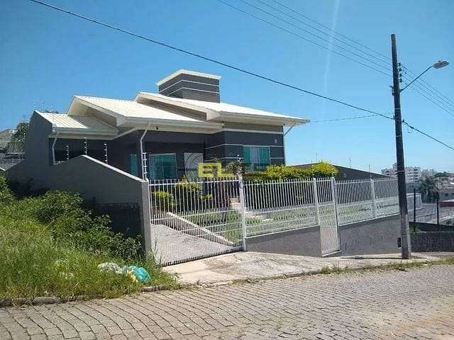 Casa de 3 dormitórios, com suíte e amplo terreno em Areias/São José - PODE SER FINANCIADO