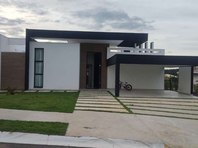 Linda Casa Térrea  em Condomínio Fechado Portal dos Lagos com 560m2  de Área Construída, e Terreno de 1.000m2 em  Boituva - SP.