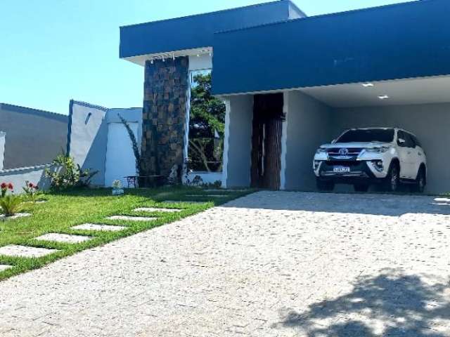Linda Casa Térrea de 190m2, de área Construída, e Terreno 420m2, em Condomínio Fechado Solares Resort em Boituva- SP.