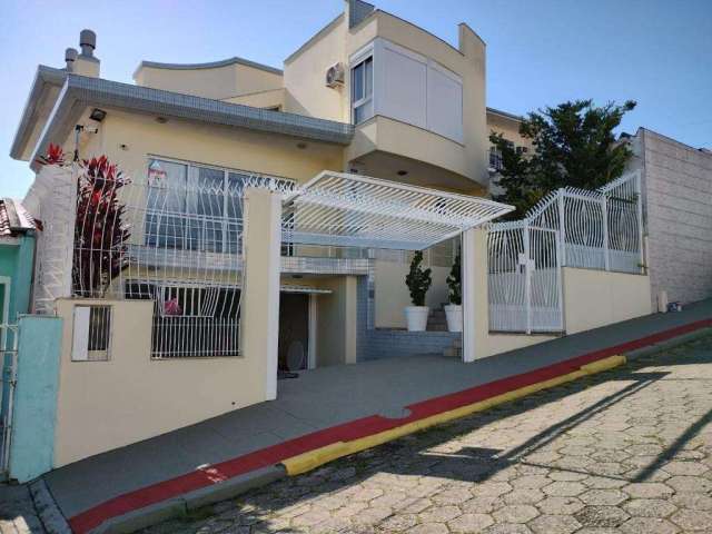 Casa com 3 quartos à venda na Rua Tenente Joaquim Machado, --, Capoeiras, Florianópolis por R$ 1.590.000