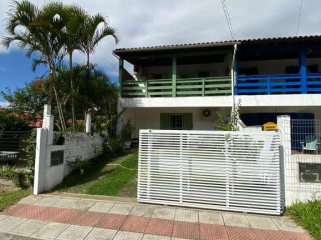Casa a venda à 400 metros da Praia Central de Garopaba-SC