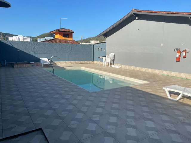 Casa para venda com 50 metros quadrados com 2 quartos, piscina na Prainha- Caraguatatuba - SP