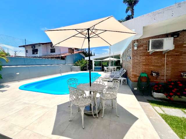 Casa à venda em Caraguatatuba-SP no Bairro Indaiá, com 5 quartos, piscina espaço gourmet.