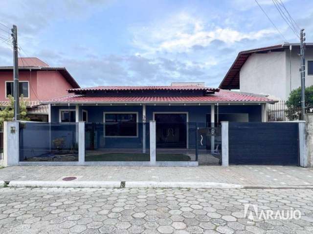 Casa com piscina e 1 suíte + 3 dormitórios no São Vicente em Itajaí
