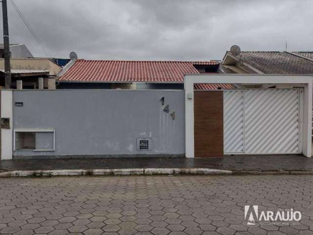Casa com 1 suíte e 2 dormitórios no bairro Espinheiros em Itajaí