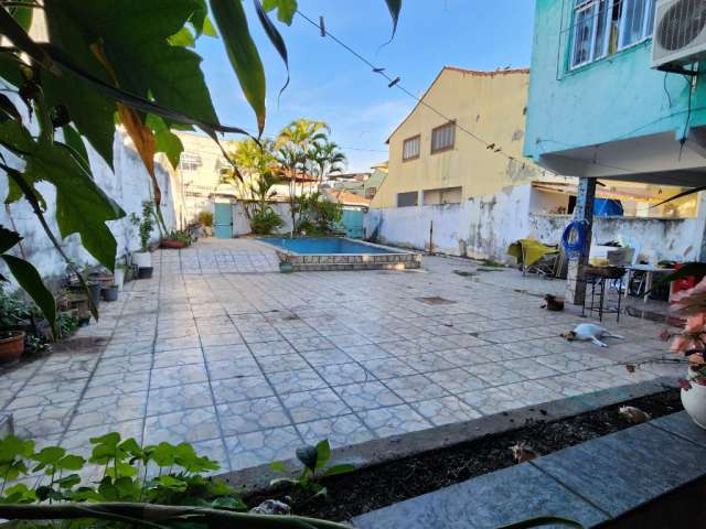Alugo ou venda casa com 4 quartos e piscina no Jardim California São Gonçalo/RJ.