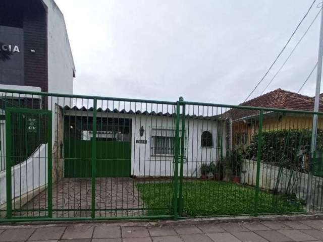 Casa no bairro Partenon, Rua Barão do Amazonas, a poucos metros da Avenida Bento Gonçalves, são duas casas, a pricipal, na frente tem 1 suíte, 3 banheiros, sala de estar, sala de jantar, churrasqueira