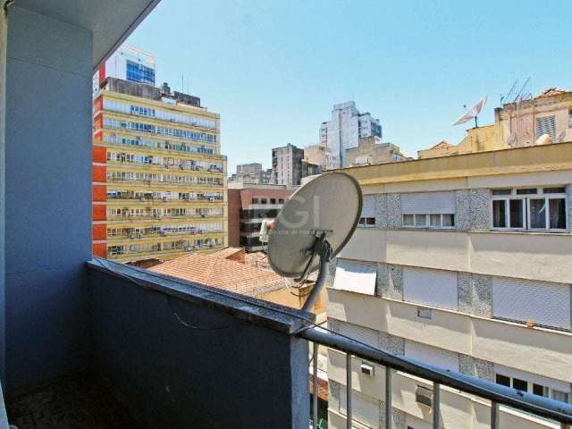 Apartamento no Centro Histórico de Porto Alegre, 3 dormitórios, living com 2 ambientes, cozinha separada, área de serviço e dependência completa que pode ser revertida em dispensa ou até mesmo agregad