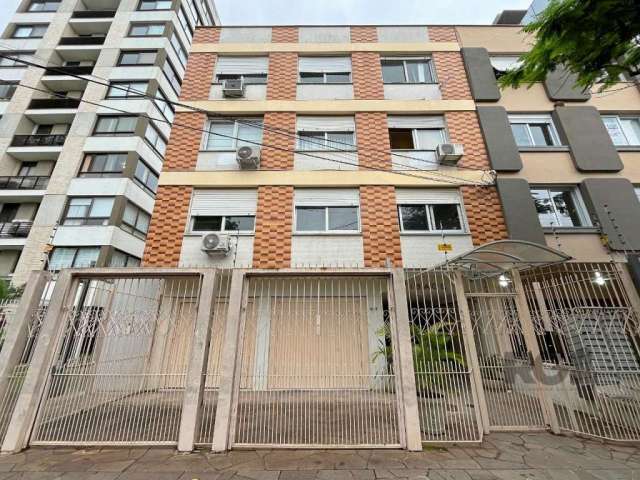 Apartamento térreo de dois dormitórios, suíte e dois dois pátios privativos,  no bairro Menino Deus em Porto Alegre.&lt;BR&gt;Oportunidade de adquirir um lindo apartamento à venda na rua Múcio Teixeir