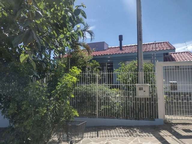 Casa com 3 quartos à venda na Rua Padre Jorge Sedelmayr S J, 15, Vila Ipiranga, Porto Alegre por R$ 650.000