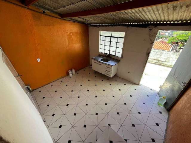 Casa com 2 quartos para alugar na Vila São Geraldo, São José dos Campos  por R$ 750
